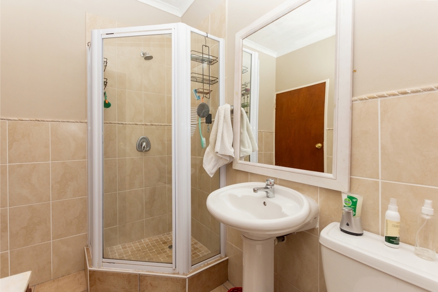 6 Bedroom Property for Sale in Middedorp Western Cape